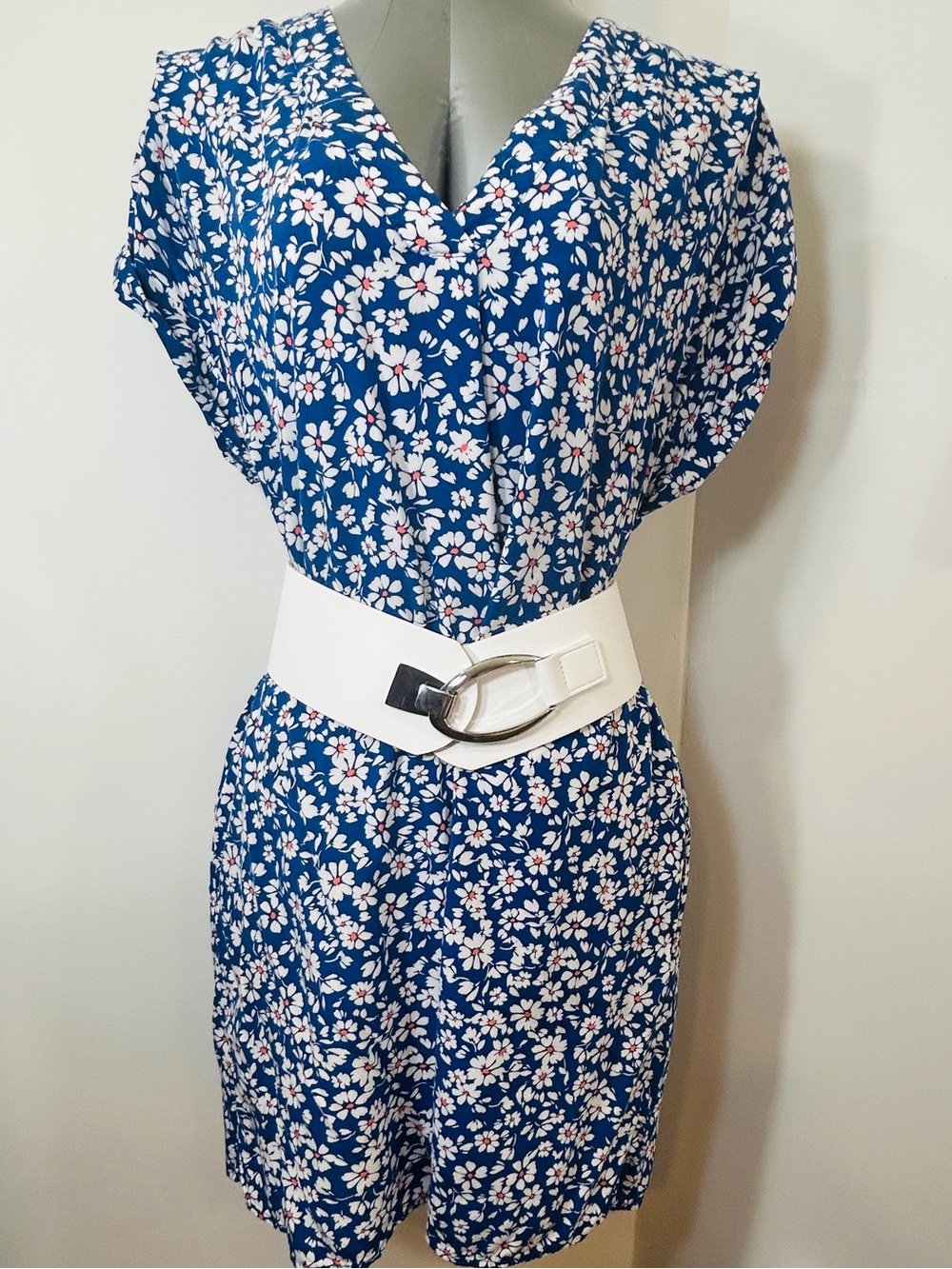 GAP White Elastic Waist Belt with Silver Oval Accent